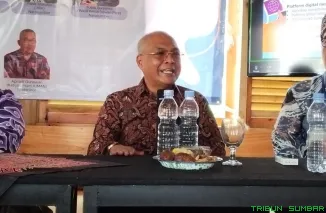 Ketua Umum Persatuan Wartawan Indonesia Akhmad Munir menyampaikan paparan tentang kedaulatan informasi masyarakat adat dalam Rakernas AJMAN di Bogor, Rabu (29/4/2026). (Foto: Ist)