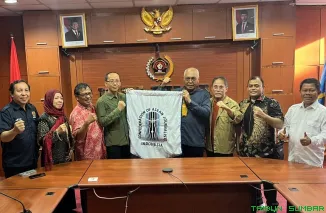 Ketua Umum PWI Pusat Akhmad Munir bersama jajaran delegasi Indonesia saat rapat persiapan keberangkatan menuju General Assembly CAJ 2026 di Kuala Lumpur, Malaysia. (Foto: Ist)