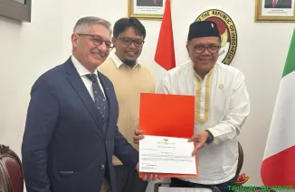 CEO BEST COFFEE SRL Emilio bersama CEO Koperasi ALKO Suryono dalam momen kerja sama ekspor kopi Sumatra ke Italia. (Foto: Ist)