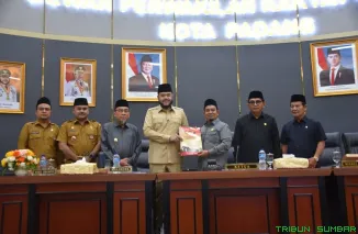 Ketua DPRD Kota Padang Muharlion memimpin rapat paripurna persetujuan LKPJ Wali Kota Padang 2025 yang dihadiri Wali Kota Fadly Amran dan Wakil Wali Kota Maigus Nasir di Gedung DPRD Padang, Senin (6/4/2026). (Foto: Ist)