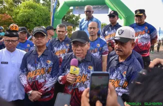 Wakil Wali Kota Padang Maigus Nasir mengikuti kegiatan Fun Walk dan Fun Bike dalam rangka Pulang Basamo di Mako Kodaeral II Teluk Bayur, Minggu (5/4/2026). (Foto: Ist)