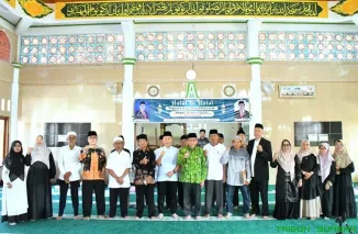 Wakil Wali Kota Padang Maigus Nasir mengukuhkan Pengurus Masjid Al Mukarramah periode 2026--2029 dalam acara Halal Bihalal 1447 H di Perumnas Siteba, Minggu (12/4/2026). (Foto: Ist)