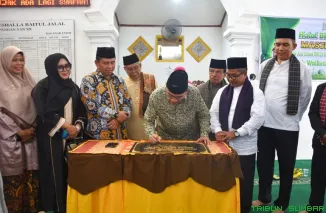 Wakil Wali Kota Padang Maigus Nasir meresmikan Musala Baitul Jalal menjadi masjid di Lubuk Begalung, Sabtu (4/4/2026). (Foto: Ist)
