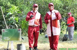 Wakil Wali Kota Padang Maigus Nasir menanam pohon mangga dalam aksi penghijauan Raker Komwil I APEKSI 2026 di Hutan Kota Tibang, Banda Aceh. (Foto: Ist)