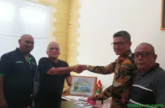 Mardiansyah menyerahkan berkas pendaftaran sebagai bakal calon Ketua Umum Ikatan Alumni Universitas Bung Hatta di Sekretariat Panitia Mubes UBH, Padang, Sabtu (4/4/2026). (Foto: Ist)