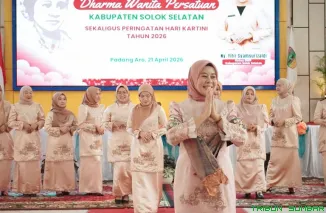 Ketua DWP Solok Selatan bersama anggota memperagakan baju kurung bermotif rumah gadang usai peluncuran dalam momentum peringatan Hari Kartini 2026 di Aula Sarantau Sasurambi. (Foto: Ist)