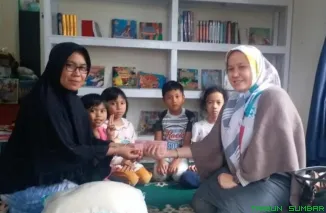 Jana Sandra bersama relawan Rumah Donasi Jana menyalurkan bantuan kepada masyarakat rentan dalam momentum peringatan Hari Kartini. (Foto: Ist)