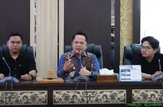 Ketua Komisi IV DPRD Sumbar, Doni Harsiva Yandra, menerima audiensi perwakilan mahasiswa HMI Komisariat ISIP dan HIMAPO Universitas Andalas di Ruang Khusus II DPRD Sumbar, Kamis (30/4/2026). (Foto: Ist)