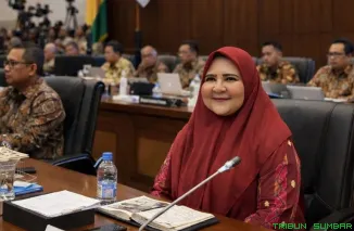 Anggota DPR RI Nevi Zuairina menyoroti dampak konflik global terhadap industri plastik nasional serta mendorong pemerintah mencari alternatif bahan baku. (Foto: Ist)