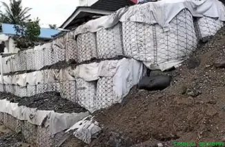 Petugas melakukan pemasangan bronjong pasir di kawasan Korong Gadang, Kuranji, Padang, sebagai penanganan darurat pascabencana untuk mencegah abrasi sungai, Rabu (22/4/2026). (Foto: Ist)