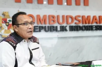 Anggota Ombudsman RI Robert Na Endi Jaweng menyampaikan pernyataan terkait pentingnya evaluasi sistemik keselamatan transportasi publik di Jakarta, Rabu (29/4/2026). (Foto: Ist)