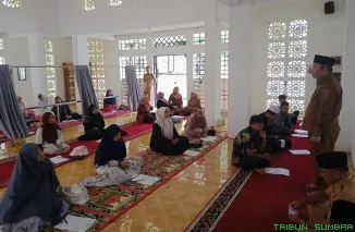 Sebanyak 64 peserta mengikuti seleksi guru Tahfidz di Mushalla Kantor Bupati Solok Selatan. (Foto: Ist)