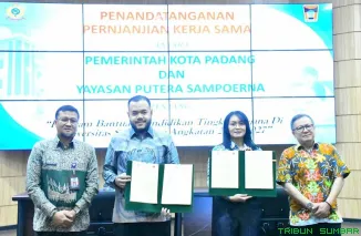 Wali Kota Padang Fadly Amran menandatangani MoU bersama Yayasan Putera Sampoerna terkait program beasiswa S1 bagi siswa berprestasi di Balai Kota Padang. (Foto: Ist)