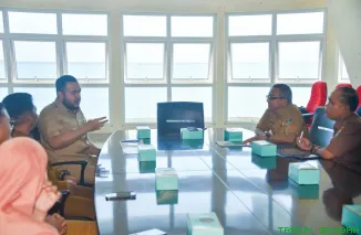 Wali Kota Padang Fadly Amran bertemu Kepala Dinas Kebudayaan Sumbar Syaiful Bakhri membahas rencana peringatan 50 tahun Museum Adityawarman di Padang, Selasa (28/4/2026). (Foto: Ist)