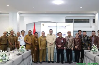Wali Kota Padang Fadly Amran menandatangani kerja sama dengan Bank Mandiri Area Padang terkait digitalisasi layanan keuangan daerah, Senin (20/4/2026). (Foto: Ist)