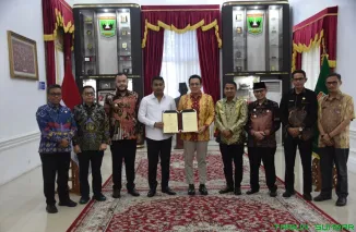 Wali Kota Padang Fadly Amran bersama Wakil Gubernur Sumbar Vasco Ruseimy menandatangani kerja sama pembangunan PSEL sebagai solusi pengolahan sampah menjadi energi listrik di Sumatera Barat. (Foto: Ist)