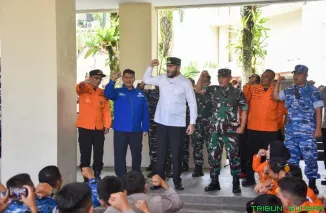 Petugas gabungan melakukan simulasi evakuasi korban dalam latihan MANTAP LKO Kogabwilhan I di Balai Kota Padang, guna meningkatkan kesiapsiagaan bencana. (Foto: Ist)