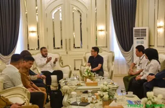 Wali Kota Padang Fadly Amran menerima kunjungan Career Planning Co., Ltd. di Rumah Dinas Wali Kota Padang untuk membahas peluang kerja sama tenaga kerja dan pendidikan ke Jepang. (Foto: Ist)