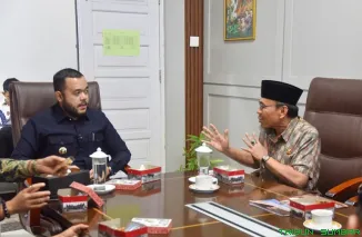 Wali Kota Padang, Fadly Amran (tengah), bersama Wakil Wali Kota Maigus Nasir (kanan) memimpin rapat Revisi Kurikulum MDTA/TQA di Aula Dinas Pendidikan dan Kebudayaan Kota Padang, Kamis (30/4/2026). (Foto: Ist)