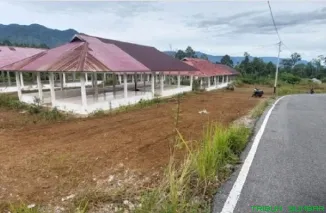 Aktivitas pedagang di Pasar Pekan Selasa Solok Selatan menjelang relokasi ke lokasi baru di Nagari Pauh Duo Nan Batigo, Kamis (23/4/2026). (Foto: Ist)