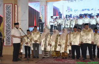 Wali Kota Padang Fadly Amran melantik pengurus IKTD Kota Bukittinggi periode 2026--2030 di Aula Istana Bung Hatta, Kamis (23/4/2026). (Foto: Ist)