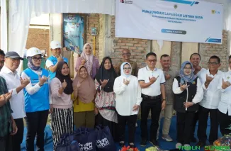 Penjabat Sekda Kota Padang Raju Minropa mendampingi Direktur Distribusi PLN saat meninjau infrastruktur listrik dalam program listrik desa di Kelurahan Kuranji. (Foto: Ist)