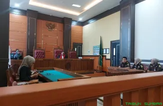 Hakim Angga Afriansha membacakan putusan praperadilan yang menolak permohonan Hj Merry Nasrun di Padang. (Foto: Ist)