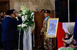 Presiden Prabowo Subianto memberikan penghormatan terakhir kepada tiga prajurit TNI yang gugur dalam misi perdamaian PBB di Lebanon saat prosesi di Bandara Soekarno-Hatta, Sabtu. (Foto: Ist)