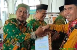 Penyerahan sertifikat Akreditasi Unggul kepada MDTA Muta'allimin Yayasan Igasar Semen Padang sebagai bukti kualitas pendidikan berbasis karakter dan keislaman. (Foto: Ist)