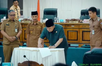 Rapat Paripurna DPRD Solok Selatan saat pengesahan Peraturan Daerah tentang Fasilitasi Pendidikan Al-Qur'an dan LKPJ Tahun 2025, Selasa (21/4/2026). (Foto: Ist)