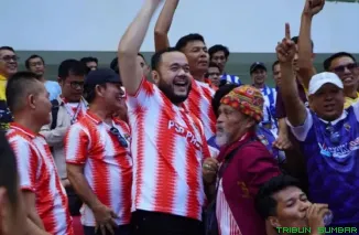 Pemain PSP Padang merayakan kemenangan dramatis usai menaklukkan PSPP Padang Panjang 3-2 pada final Liga 4 Sumatera Barat di Stadion Utama Sumbar, Kamis (2/4/2026). (Foto: Ist)