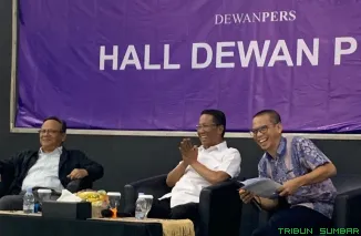 Menteri Hukum Supratman Andi Agtas (tengah) dan Ketua Dewan Pers Prof Komaruddin Hidayat (kiri) dengan moderator anggota Dewan Pers Dahlan Dahi (kanan) di Hall Dewan Pers,(23/4/2026). (Foto: Ist)