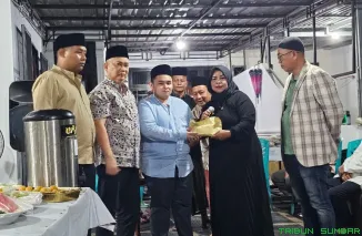 Pengurus PWI Pusat menyerahkan uang duka kepada keluarga almarhum Zulmansyah Sekedang di Pekanbaru sebagai bentuk penghormatan dan kepedulian. (Foto: Ist)