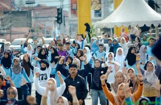 Sekda Solok Selatan Syamsurizaldi bersama jajaran OPD berbaur dengan masyarakat dalam kegiatan Car Free Day di RTH Padang Aro. (Foto: Ist)