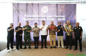 Penerima penghargaan Medal of Honor kategori tokoh dan lembaga berfoto bersama usai acara di Padang. (Foto: Ist)