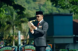 Bupati Solok Selatan H. Khairunas memimpin upacara Hari Otonomi Daerah ke-30 Tahun 2026 di halaman Kantor Bupati Solok Selatan, Senin (27/4/2026). (Foto: Ist)
