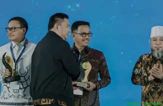 Bupati Solok Selatan Khairunas saat menerima penghargaan dari Kementerian Dalam Negeri atas keberhasilan menekan angka pengangguran di daerahnya. (Foto: Ist)