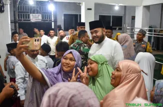 Wali Kota Padang Fadly Amran memantau langsung pelaksanaan Program Subuh Mubarakah di Masjid Baitul Jalal, Lubuk Begalung, Senin (20/4/2026). (Foto: Ist)