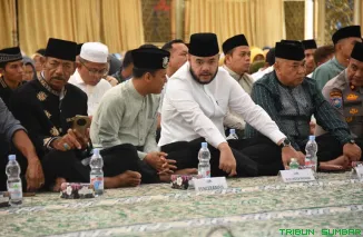 Wali Kota Padang Fadly Amran menghadiri Tabligh Akbar di Masjid Baiturrahmah, Aie Pacah, sekaligus mengajak masyarakat memperkuat iman dan kepedulian terhadap Palestina. (Foto: Ist)