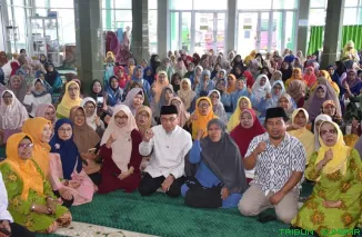 Wakil Wali Kota Padang Maigus Nasir memberikan tausiah pada kegiatan Halal Bihalal Aisyiyah di Masjid Raya Kebenaran. (Foto: Ist)