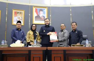 Wali Kota Padang, Fadly Amran, memberikan sambutan pada Rapat Paripurna Penutupan Masa Sidang II sekaligus Pembukaan Masa Sidang III DPRD Kota Padang di Ruang Sidang DPRD, Kamis (30/4/2026). (Foto: Ist)