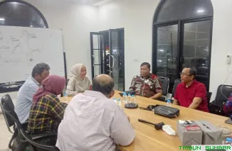 Ketua Umum IKA FHUA Dr. Prim Haryadi saat tiba di Padang menjelang Musyawarah Besar IKA FHUA 2026 yang akan digelar di Kampus Pancasila. (Foto: Ist)