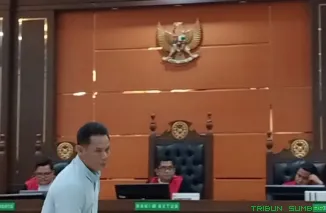 Terdakwa kasus narkotika, Ari Asman alias Badai, mendengarkan pembacaan vonis penjara seumur hidup oleh Ketua Majelis Hakim Nasri SH MH di ruang sidang Cakra Pengadilan Negeri Padang, Rabu (22/4/2026). (Foto: Ist)
