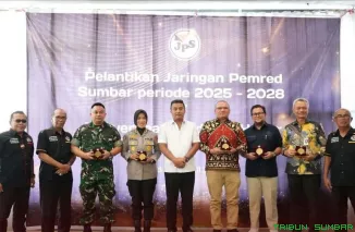 Wakil Gubernur Sumatera Barat Vasko Ruseimy menyerahkan penghargaan Medal of Honor kepada tokoh dan lembaga dalam acara JPS di Padang. (Foto: Ist)