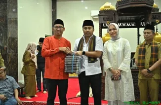 Wakil Gubernur Sumatera Barat Vasko Ruseimy menyerahkan bantuan secara simbolis kepada pengurus Masjid Nurul Huda di Nagari Sungai Kambut, Dharmasraya. (Foto: Ist)