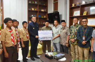 Wali Kota Padang, Fadly Amran, menerima secara simbolis bantuan dari perwakilan PT Pelindo Regional II Teluk Bayur, Satriyo Agung Nugroho, di Kantor Dinas Pendidikan dan Kebudayaan Kota Padang, Kamis (30/4/2026). (Foto: Ist)