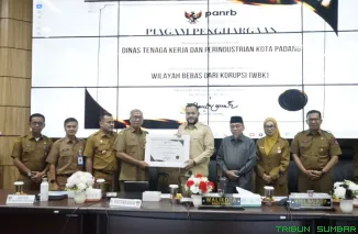 Wali Kota Padang, Fadly Amran bersama Wakil Wali Kota Maigus Nasir memimpin rapat bulanan di Balai Kota Aia Pacah. (Foto: Ist)