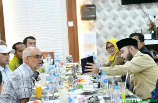 Wali Kota Fadly Amran menjamu filantropis internasional Syekh Mohammad MT Al Khoory dari Asian Muslim Charity Foundation dalam kunjungan ke Padang. (Foto: Ist)