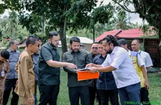 Anggota DPR RI Zigo Rolanda bersama Wali Kota Padang Fadly Amran meninjau lokasi pembangunan TPST Aia Dingin, Senin (27/4/2026). (Foto: Ist)