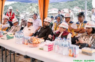 Zigo Rolanda meninjau langsung kondisi Bendungan Kuranji dalam kunjungan kerja Komisi V DPR RI di Padang. (Foto: Ist)